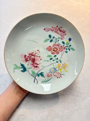 Two Chinese famille rose plates with floral design, Yongzheng/Qianlong — 照片 1