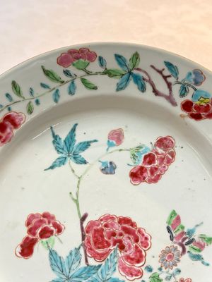Two Chinese famille rose plates with floral design, Yongzheng/Qianlong — 照片 11