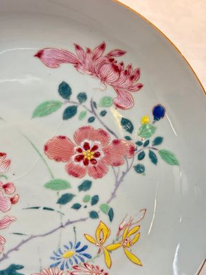 Two Chinese famille rose plates with floral design, Yongzheng/Qianlong — 照片 3