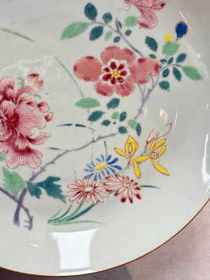 Two Chinese famille rose plates with floral design, Yongzheng/Qianlong — 照片 4