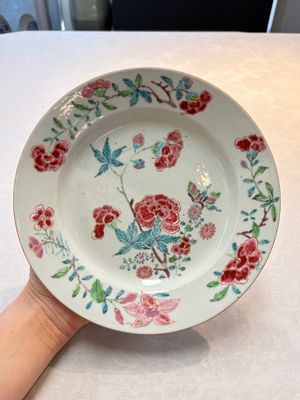 Two Chinese famille rose plates with floral design, Yongzheng/Qianlong — 照片 9