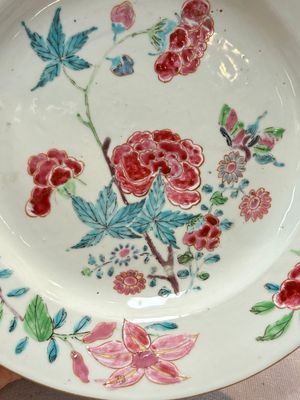 Two Chinese famille rose plates with floral design, Yongzheng/Qianlong — 照片 10