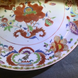 Two Chinese famille rose 'Pompadour' dishes, Qianlong — 照片 11