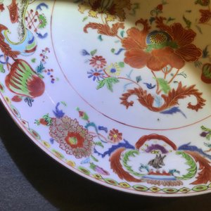 Two Chinese famille rose 'Pompadour' dishes, Qianlong — 照片 12