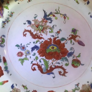 Two Chinese famille rose 'Pompadour' dishes, Qianlong — 照片 21