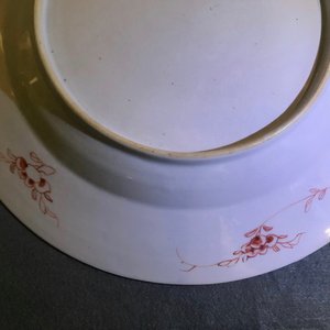 Two Chinese famille rose 'Pompadour' dishes, Qianlong — 照片 22