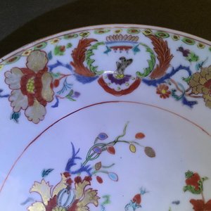 Two Chinese famille rose 'Pompadour' dishes, Qianlong — 照片 9