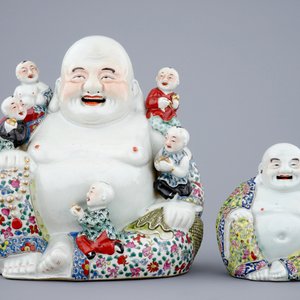 Two Chinese famille rose porcelain Buddha figures, 19/20th C. — photo 2
