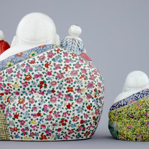 Two Chinese famille rose porcelain Buddha figures, 19/20th C. — photo 4