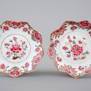 Two Chinese famille rose porcelain lotus-shaped plates, Yongzheng, 1722-1735 — 照片 1
