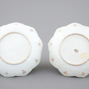 Two Chinese famille rose porcelain lotus-shaped plates, Yongzheng, 1722-1735 — 照片 2