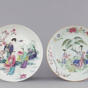 Two Chinese famille rose porcelain plates with beauties in a garden, Yongzheng, 1722-1735 — photo 1