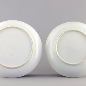Two Chinese famille rose porcelain plates with beauties in a garden, Yongzheng, 1722-1735 — photo 2