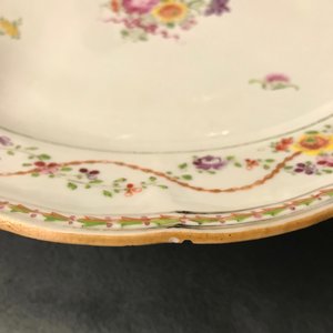 Two Chinese famille rose Portuguese market armorial dishes, Qianlong — 照片 6