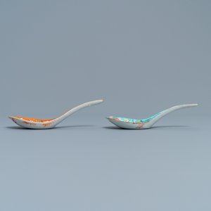 Two Chinese famille rose relief-moulded spoons, Tongzhi mark and of the period — photo 3
