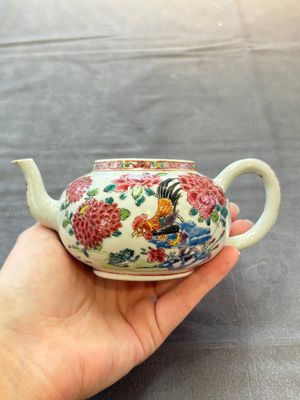 Two Chinese famille rose 'rooster' teapots, Yongzheng/Qianlong — photo 15