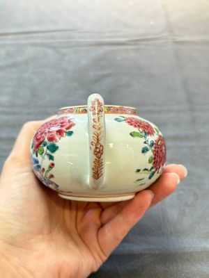Two Chinese famille rose 'rooster' teapots, Yongzheng/Qianlong — photo 16