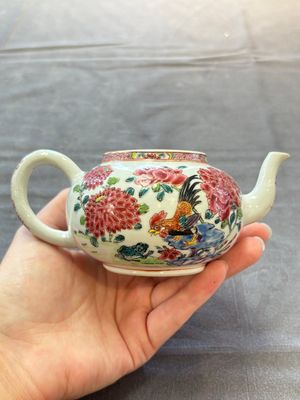 Two Chinese famille rose 'rooster' teapots, Yongzheng/Qianlong — photo 17