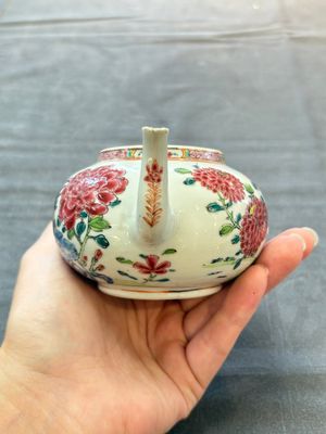 Two Chinese famille rose 'rooster' teapots, Yongzheng/Qianlong — photo 18