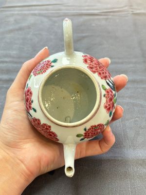 Two Chinese famille rose 'rooster' teapots, Yongzheng/Qianlong — photo 19