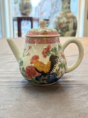 Two Chinese famille rose 'rooster' teapots, Yongzheng/Qianlong — photo 2