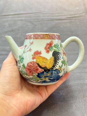 Two Chinese famille rose 'rooster' teapots, Yongzheng/Qianlong — photo 3