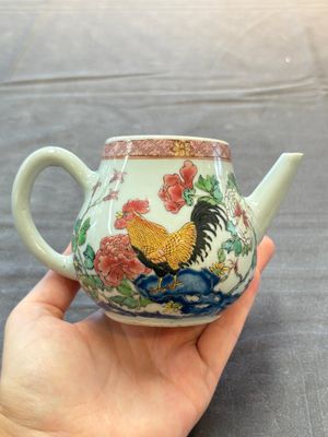 Two Chinese famille rose 'rooster' teapots, Yongzheng/Qianlong — photo 5