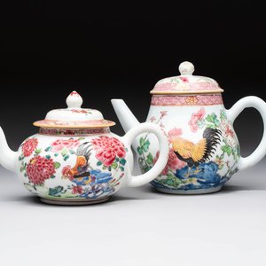 Two Chinese famille rose 'rooster' teapots, Yongzheng/Qianlong — photo 1