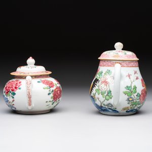 Two Chinese famille rose 'rooster' teapots, Yongzheng/Qianlong — photo 3
