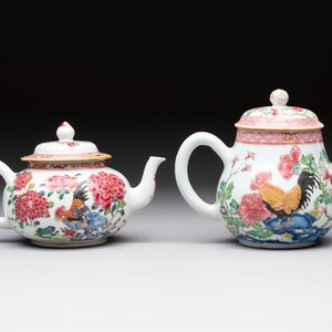 Two Chinese famille rose 'rooster' teapots, Yongzheng/Qianlong — photo 4