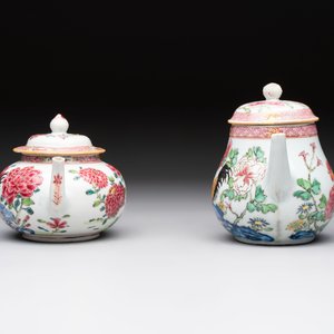 Two Chinese famille rose 'rooster' teapots, Yongzheng/Qianlong — photo 5