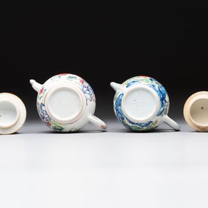 Two Chinese famille rose 'rooster' teapots, Yongzheng/Qianlong — photo 7