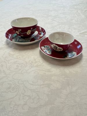 Two Chinese famille rose ruby-ground 'Landscape Scroll' cups and saucers, Yongzheng — 照片 1