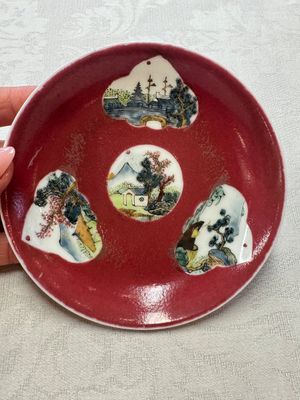 Two Chinese famille rose ruby-ground 'Landscape Scroll' cups and saucers, Yongzheng — 照片 11