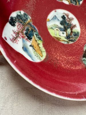 Two Chinese famille rose ruby-ground 'Landscape Scroll' cups and saucers, Yongzheng — 照片 12