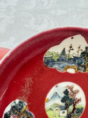 Two Chinese famille rose ruby-ground 'Landscape Scroll' cups and saucers, Yongzheng — 照片 13