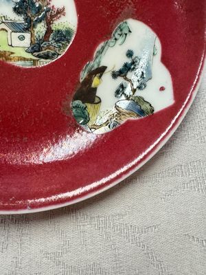 Two Chinese famille rose ruby-ground 'Landscape Scroll' cups and saucers, Yongzheng — 照片 15