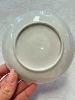 Two Chinese famille rose ruby-ground 'Landscape Scroll' cups and saucers, Yongzheng — 照片 17