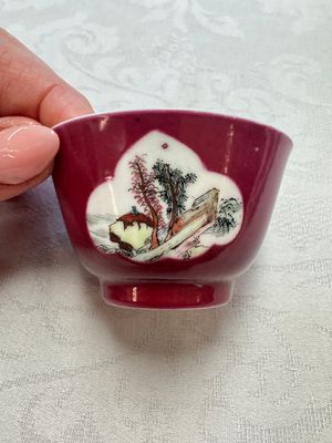 Two Chinese famille rose ruby-ground 'Landscape Scroll' cups and saucers, Yongzheng — 照片 2