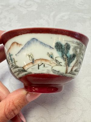Two Chinese famille rose ruby-ground 'Landscape Scroll' cups and saucers, Yongzheng — 照片 22