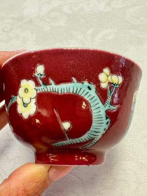 Two Chinese famille rose ruby-ground 'Landscape Scroll' cups and saucers, Yongzheng — 照片 23