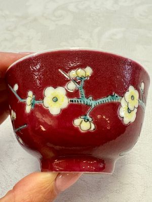 Two Chinese famille rose ruby-ground 'Landscape Scroll' cups and saucers, Yongzheng — 照片 24