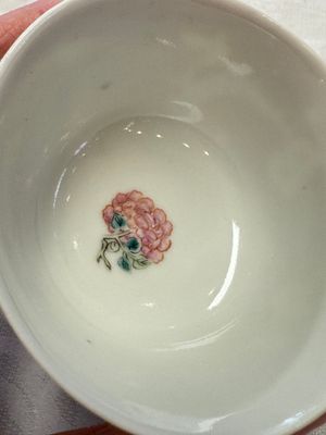 Two Chinese famille rose ruby-ground 'Landscape Scroll' cups and saucers, Yongzheng — 照片 25