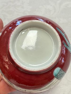 Two Chinese famille rose ruby-ground 'Landscape Scroll' cups and saucers, Yongzheng — 照片 26