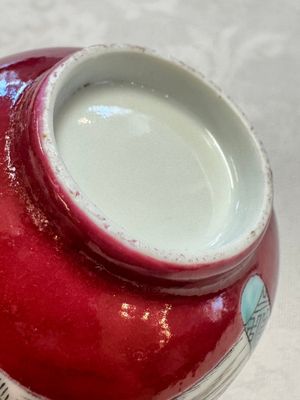 Two Chinese famille rose ruby-ground 'Landscape Scroll' cups and saucers, Yongzheng — 照片 27