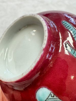 Two Chinese famille rose ruby-ground 'Landscape Scroll' cups and saucers, Yongzheng — 照片 28