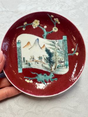 Two Chinese famille rose ruby-ground 'Landscape Scroll' cups and saucers, Yongzheng — 照片 29