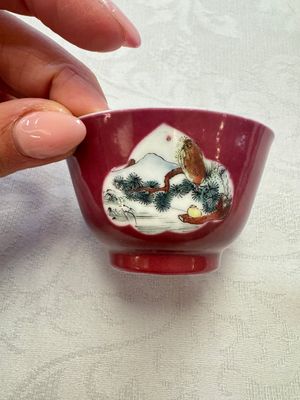 Two Chinese famille rose ruby-ground 'Landscape Scroll' cups and saucers, Yongzheng — 照片 3