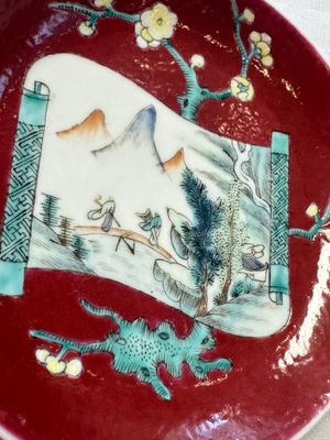 Two Chinese famille rose ruby-ground 'Landscape Scroll' cups and saucers, Yongzheng — 照片 34
