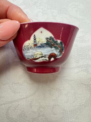 Two Chinese famille rose ruby-ground 'Landscape Scroll' cups and saucers, Yongzheng — 照片 4